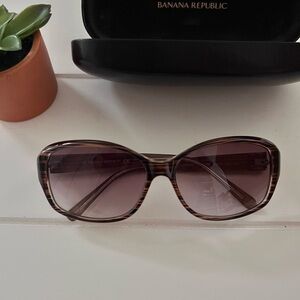 Banana Republic taupe brown sunglasses